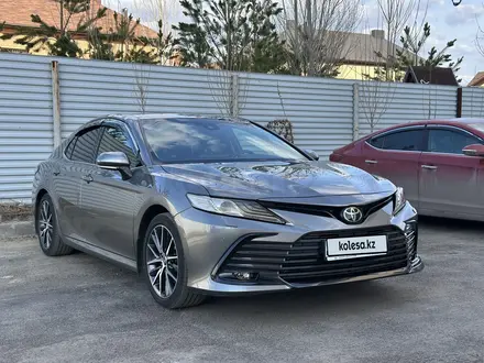 Toyota Camry 2023 года за 17 800 000 тг. в Костанай – фото 2