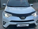 Toyota RAV4 2019 года за 14 500 000 тг. в Атырау – фото 2