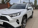 Toyota RAV4 2020 года за 15 700 000 тг. в Актобе – фото 2