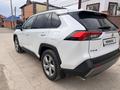 Toyota RAV4 2020 года за 15 700 000 тг. в Актобе – фото 3