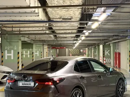 Toyota Camry 2022 года за 12 500 000 тг. в Алматы – фото 3