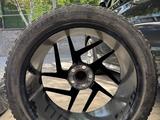 Комплект зимних колес R22 Michelin X-Ice North + черные диски как новыеүшін875 000 тг. в Алматы – фото 5