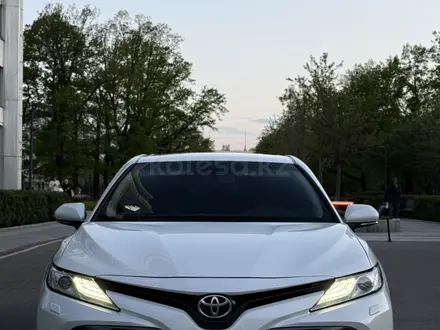 Toyota Camry 2019 года за 13 850 000 тг. в Шымкент – фото 2