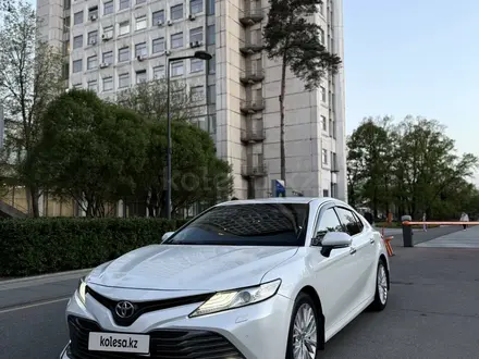 Toyota Camry 2019 года за 13 850 000 тг. в Шымкент