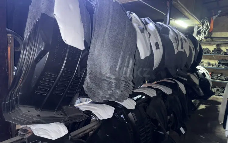 Подкрылки передние за 3 000 тг. в Алматы