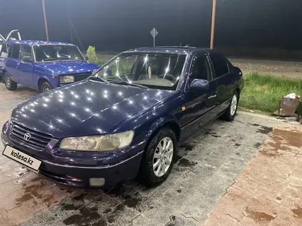 Toyota Camry 1999 года за 4 000 000 тг. в Туркестан – фото 2