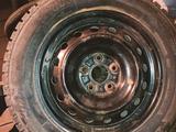 Зимние шины с дисками 205/60 R16, шипованные, состояние: б/уүшін130 000 тг. в Караганда