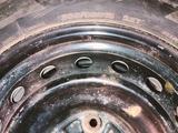 Зимние шины с дисками 205/60 R16, шипованные, состояние: б/уүшін130 000 тг. в Караганда – фото 2