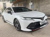 Toyota Camry 2020 года за 13 450 000 тг. в Алматы – фото 2