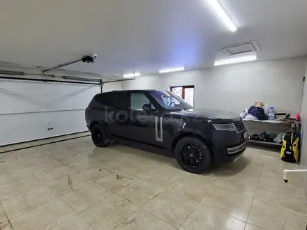 Land Rover Range Rover 2023 года за 112 000 000 тг. в Петропавловск – фото 12