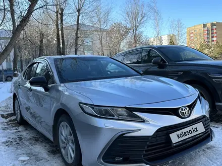 Toyota Camry 2021 года за 15 900 000 тг. в Астана – фото 3