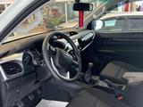 Toyota Hilux Comfort 2023 годаfor22 800 000 тг. в Актау – фото 3