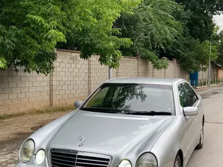 Mercedes-Benz E 320 2001 года за 4 400 000 тг. в Шымкент – фото 2