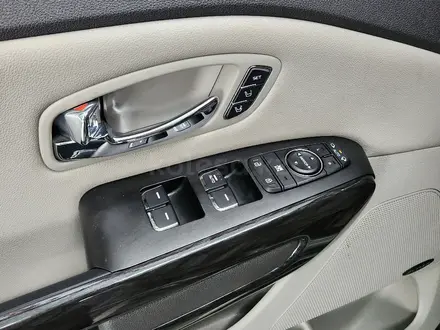 Kia Carnival 2015 года за 10 500 000 тг. в Алматы – фото 14
