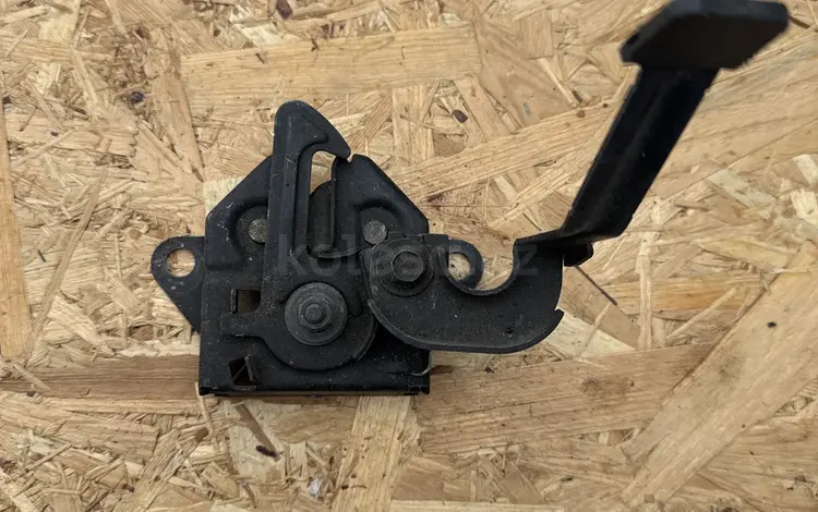Замок капота на Мазда МПВ левый руль за 7 000 тг. в Караганда