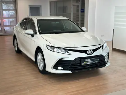 Toyota Camry 2021 года за 12 990 000 тг. в Астана