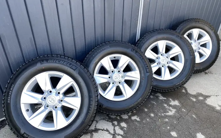 Комплект оригинальных дисков с шинами на Тойота Прадо за 490 000 тг. в Алматы