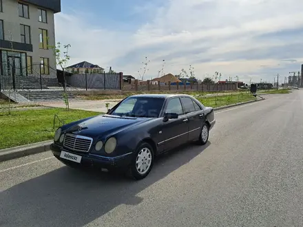 Mercedes-Benz E 230 1995 года за 2 200 000 тг. в Шымкент – фото 2