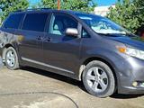 Toyota Sienna 2017 года за 13 990 000 тг. в Атырау