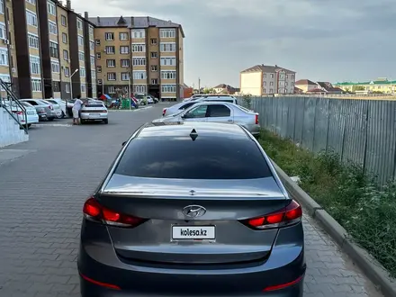 Hyundai Elantra 2017 года за 5 000 000 тг. в Уральск – фото 3