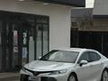 Toyota Camry 2019 года за 13 650 000 тг. в Астана – фото 2