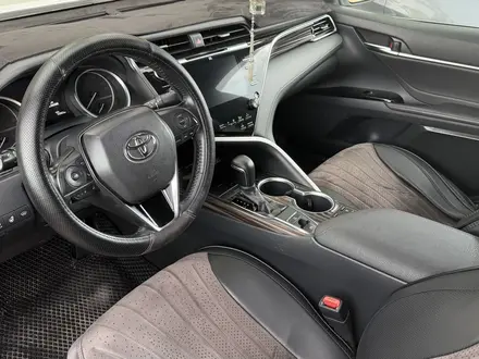 Toyota Camry 2019 года за 13 650 000 тг. в Астана – фото 4