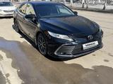 Toyota Camry 2022 года за 17 500 000 тг. в Жезказган – фото 2