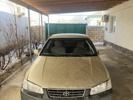 Toyota Camry 2000 года за 2 300 000 тг. в Актау – фото 2