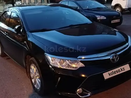 Toyota Camry 2017 года за 10 500 000 тг. в Балхаш – фото 2