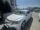 Toyota Camry 2023 года за 15 200 000 тг. в Актау – фото 2