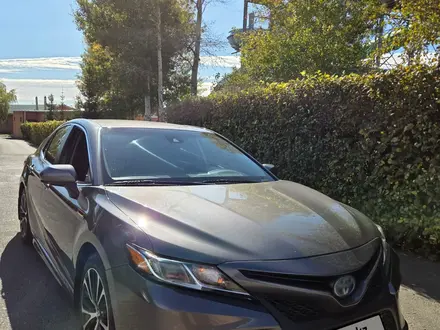 Toyota Camry 2018 года за 11 500 000 тг. в Астана – фото 2