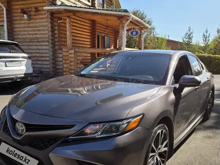 Toyota Camry 2018 года за 11 500 000 тг. в Астана – фото 3