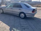 Mercedes-Benz C 240 1997 года за 3 500 000 тг. в Жанаозен – фото 3