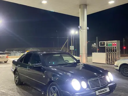 Mercedes-Benz E 230 1997 года за 2 300 000 тг. в Алматы – фото 2