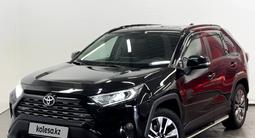 Toyota RAV4 2021 года за 17 890 000 тг. в Астана