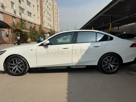 BMW 525 2024 года за 28 000 000 тг. в Алматы – фото 3