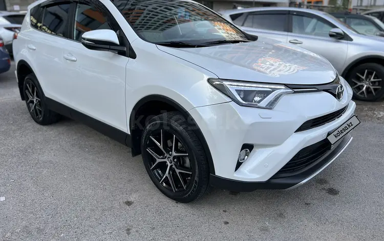 Toyota RAV4 2018 года за 13 500 000 тг. в Алматы