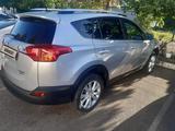 Toyota RAV4 2015 года за 10 800 000 тг. в Актобе