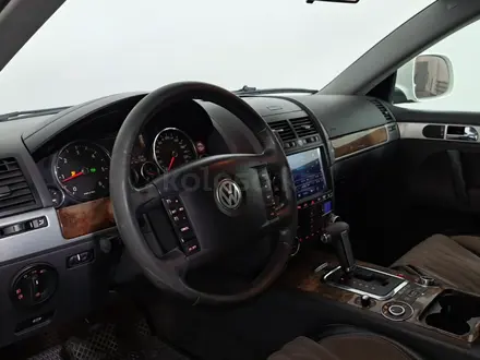 Volkswagen Touareg 2008 года за 4 990 000 тг. в Астана – фото 17