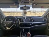 Toyota Highlander 2016 года за 12 500 000 тг. в Актау – фото 2
