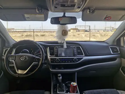 Toyota Highlander 2016 года за 12 500 000 тг. в Актау – фото 2
