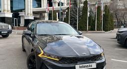Kia K5 2021 года за 9 990 000 тг. в Алматы – фото 2