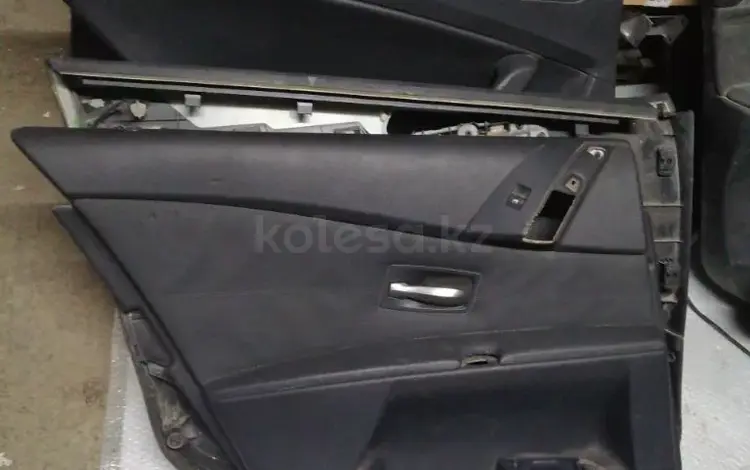 Обшивка задней левой двери на BMW e60 5 серииfor15 000 тг. в Алматы