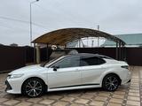 Toyota Camry 2020 года за 13 200 000 тг. в Атырау – фото 4