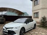 Toyota Camry 2020 года за 13 200 000 тг. в Атырау – фото 3