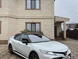 Toyota Camry 2020 года за 13 200 000 тг. в Атырау – фото 2