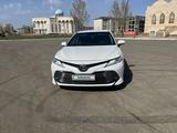 Toyota Camry 2018 года за 14 000 000 тг. в Уральск – фото 2