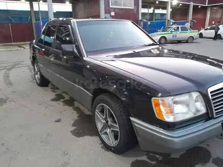 Mercedes-Benz E 200 1995 года за 2 750 000 тг. в Тараз – фото 2