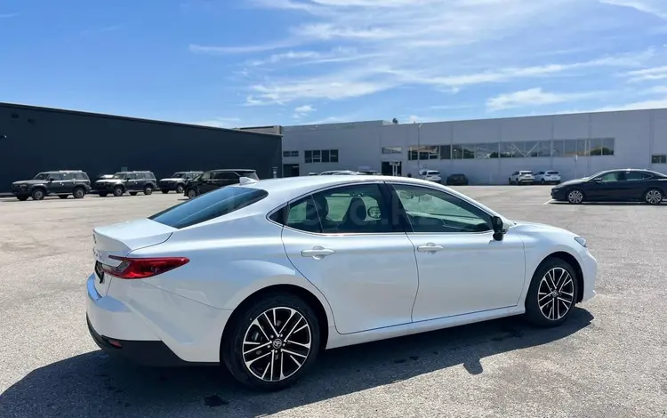 Toyota Camry Luxe 2025 года за 23 690 000 тг. в Актобе