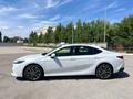 Toyota Camry Luxe 2025 года за 23 690 000 тг. в Актобе – фото 5